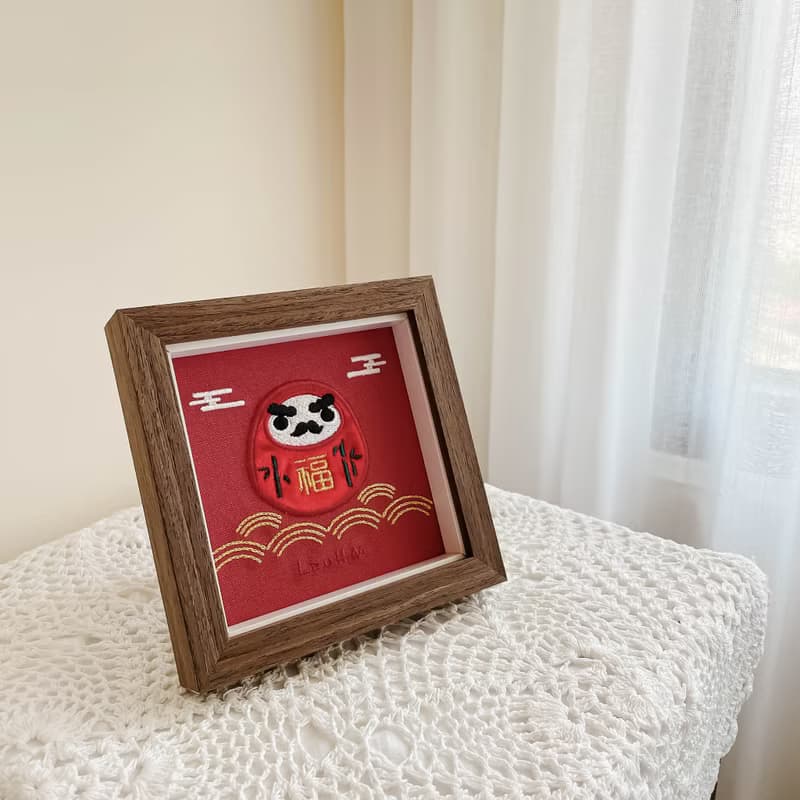 【福氣達摩】紅達摩 刺繡畫|實木框|闔家平安 締結良緣