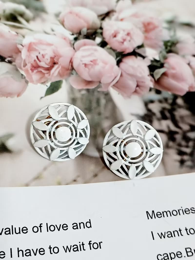 vintage jewelry Trifari 白琺瑯花瓣幾何造型夾式耳環