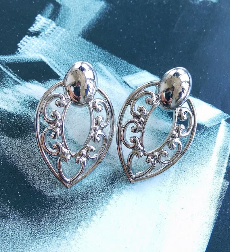 Vintage Jewelry 西洋古董飾品 AVON 銀色調 簍空 優美 針式耳環