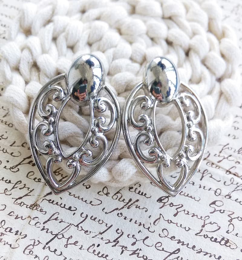 Vintage Jewelry 西洋古董飾品 AVON 銀色調 簍空 優美 針式耳環