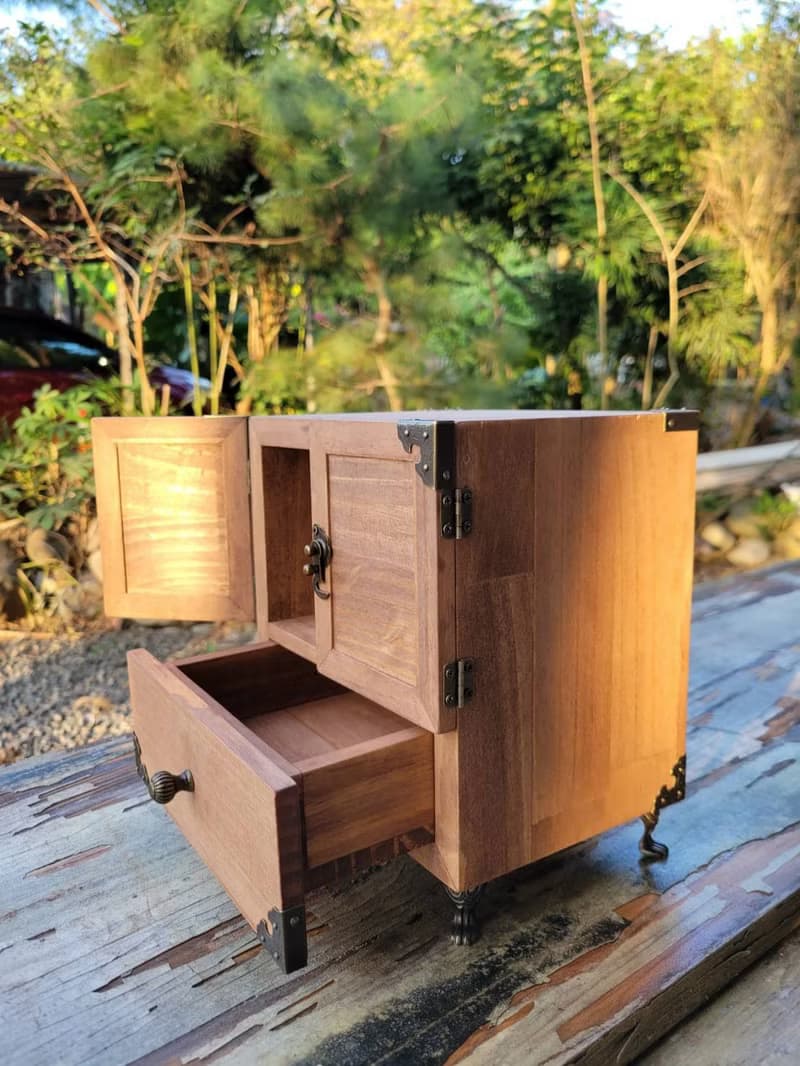 職人手作多功能小木盒 復古風格 雙門木製收納櫃 抽屜和金屬裝飾