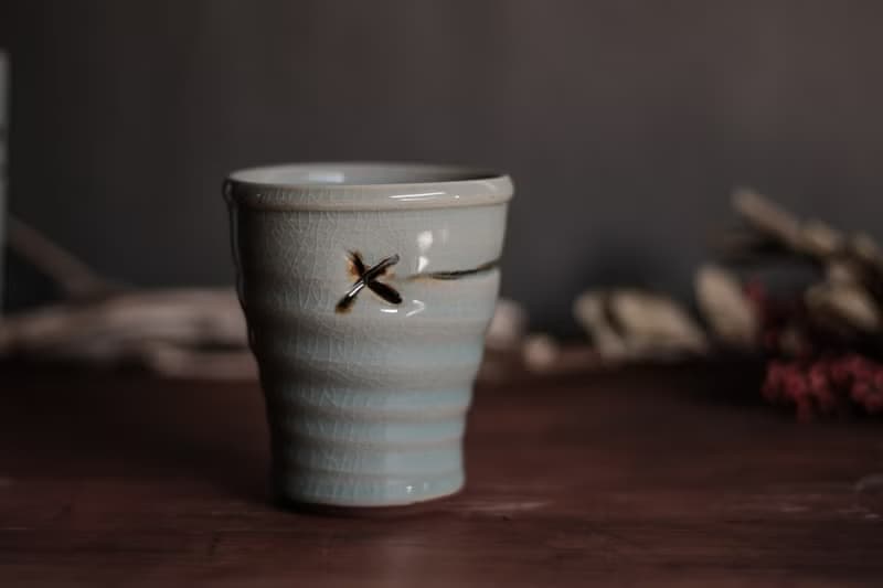 青瓷水杯 l 繪鐵刻紋 l 200ml茶杯