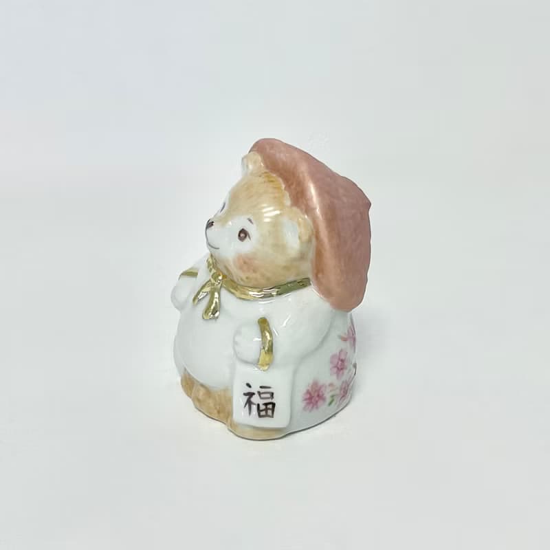 手描きのタヌキの、小さな磁器の置物