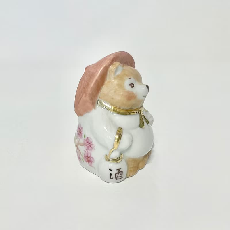 手描きのタヌキの、小さな磁器の置物