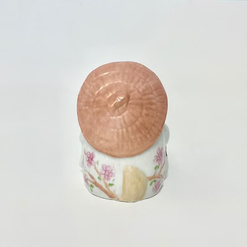 手描きのタヌキの、小さな磁器の置物