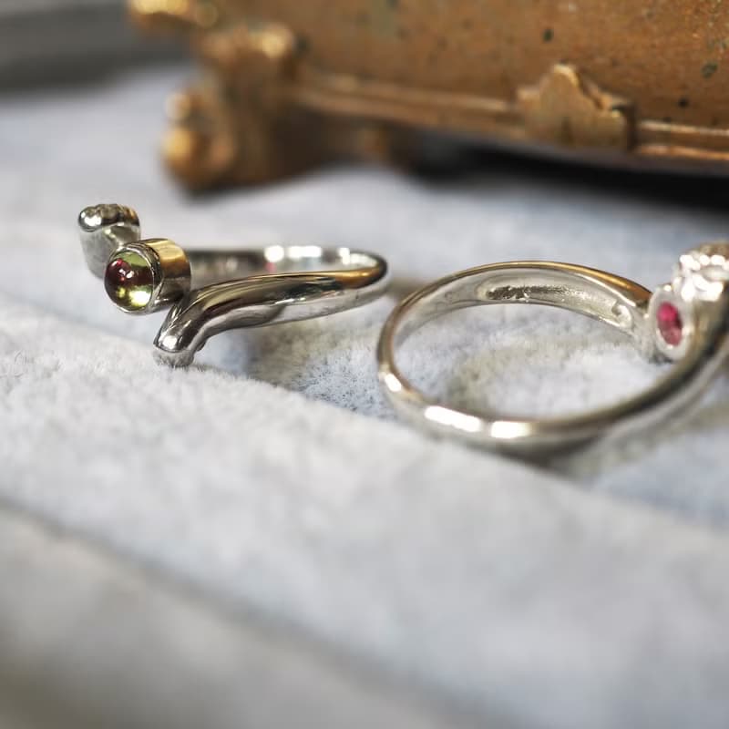 虹をつかみたい猫の手肉球リング ペリドット,ルビー