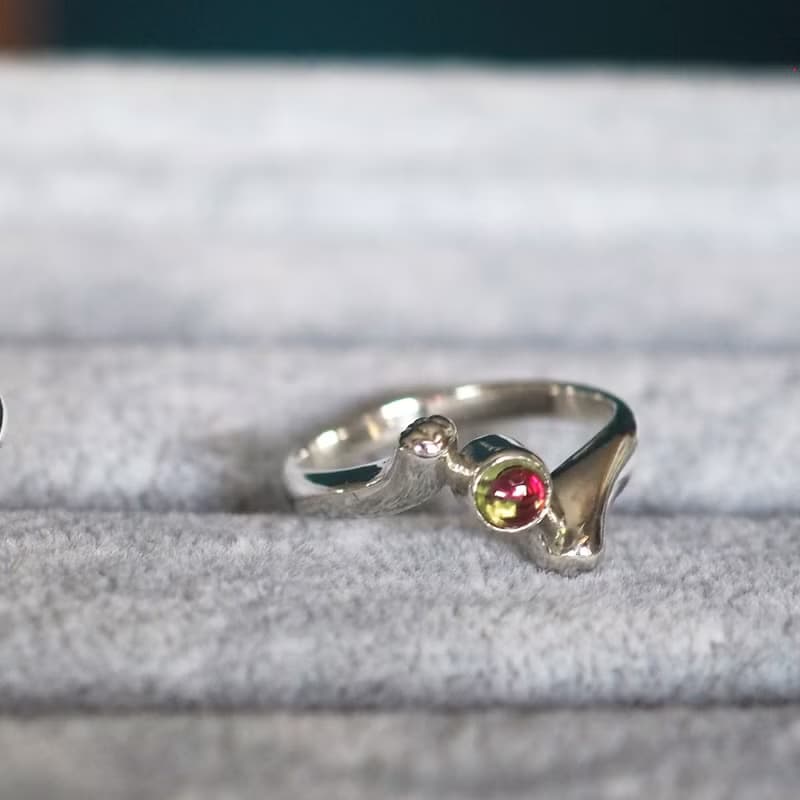 虹をつかみたい猫の手肉球リング ペリドット,ルビー