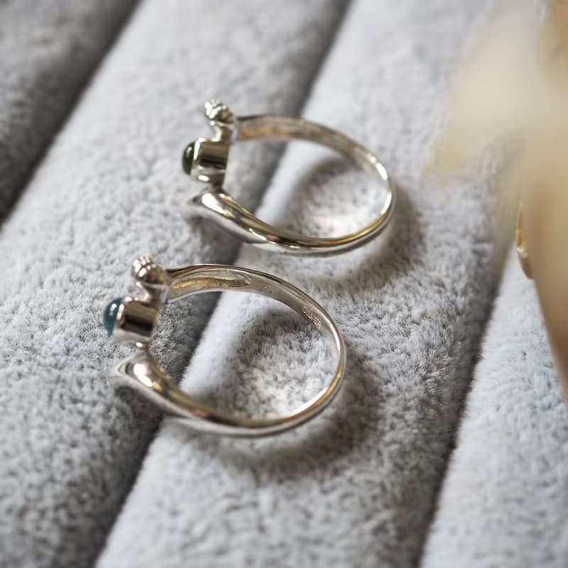 虹をつかみたい猫の手肉球リング ペリドット,ルビー