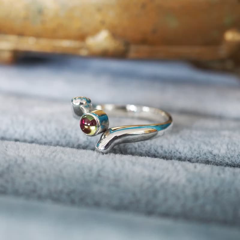 虹をつかみたい猫の手肉球リング ペリドット,ルビー