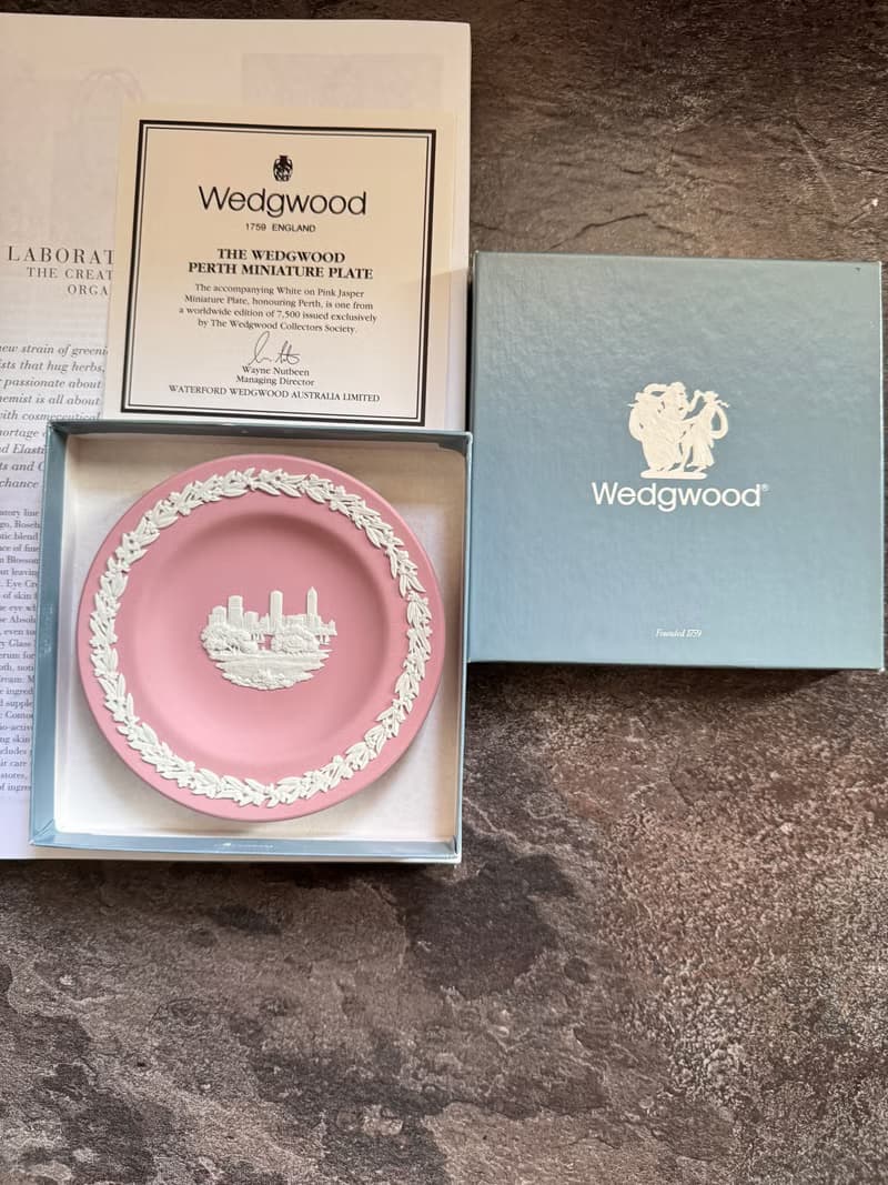 金銀寶貝  英國製經典瓷器 WEDGWOOD 粉紅白澳洲伯斯盤子