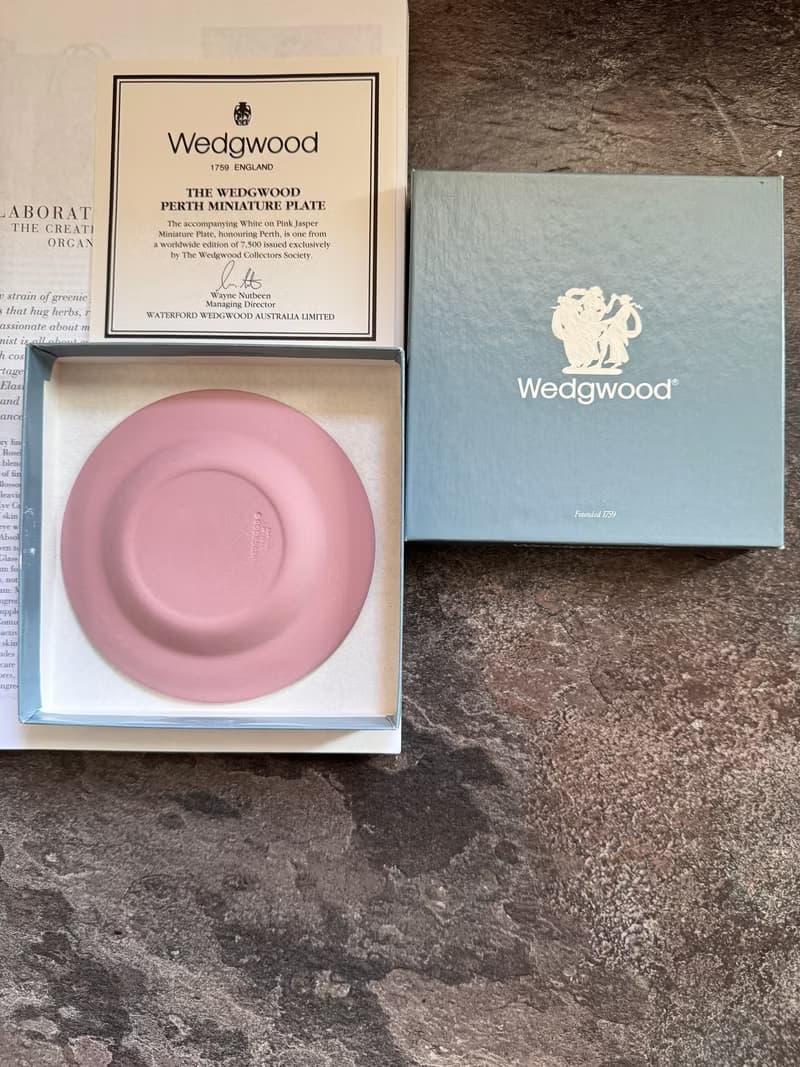 金銀寶貝  英國製經典瓷器 WEDGWOOD 粉紅白澳洲伯斯盤子