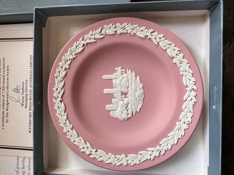 金銀寶貝  英國製經典瓷器 WEDGWOOD 粉紅白澳洲伯斯盤子