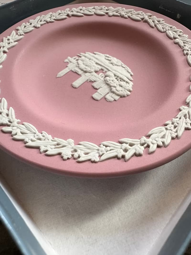 金銀寶貝  英國製經典瓷器 WEDGWOOD 粉紅白澳洲伯斯盤子