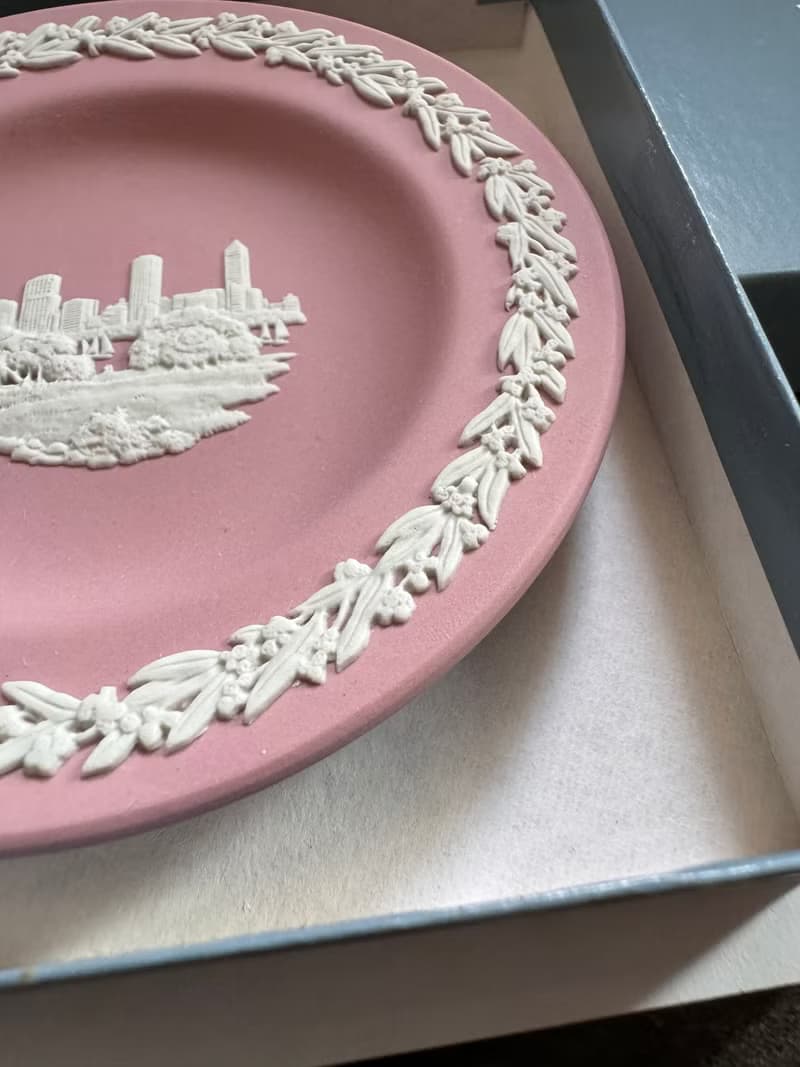 金銀寶貝  英國製經典瓷器 WEDGWOOD 粉紅白澳洲伯斯盤子