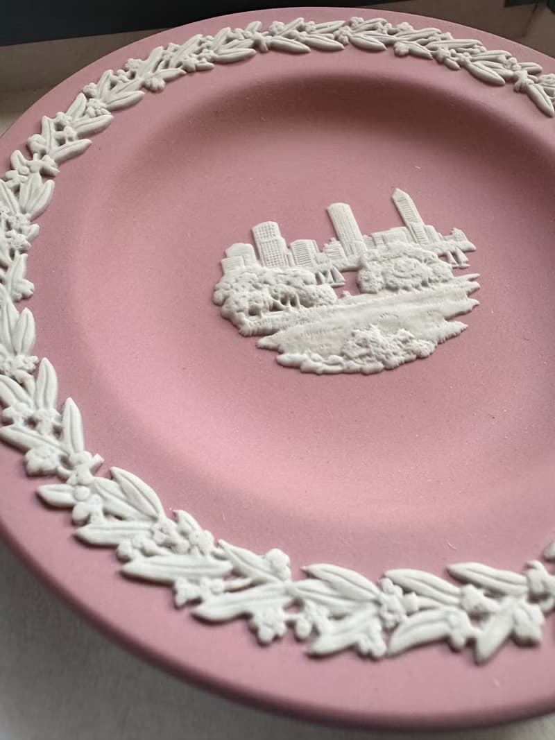 金銀寶貝  英國製經典瓷器 WEDGWOOD 粉紅白澳洲伯斯盤子