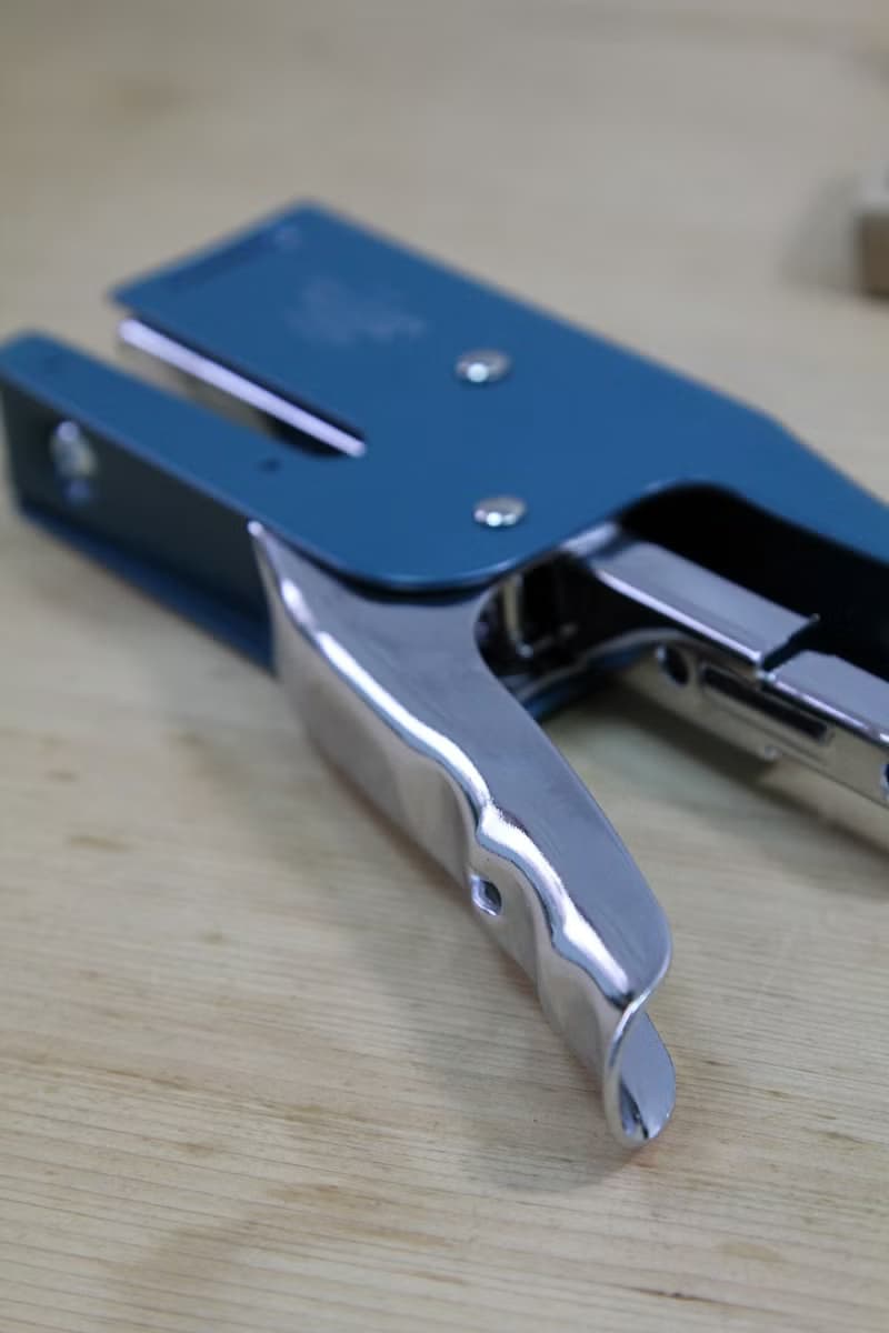 英國Gentlemen's Hardware復古工業風3號小狗造型手鉗式握柄釘書