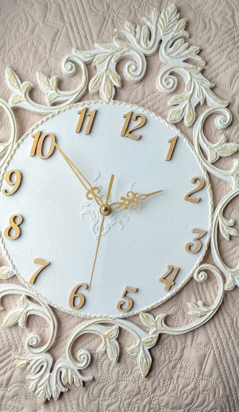 掛鐘 Nursery small white wall clock with gold ornament Silent clock BIRTHDAY GIFT