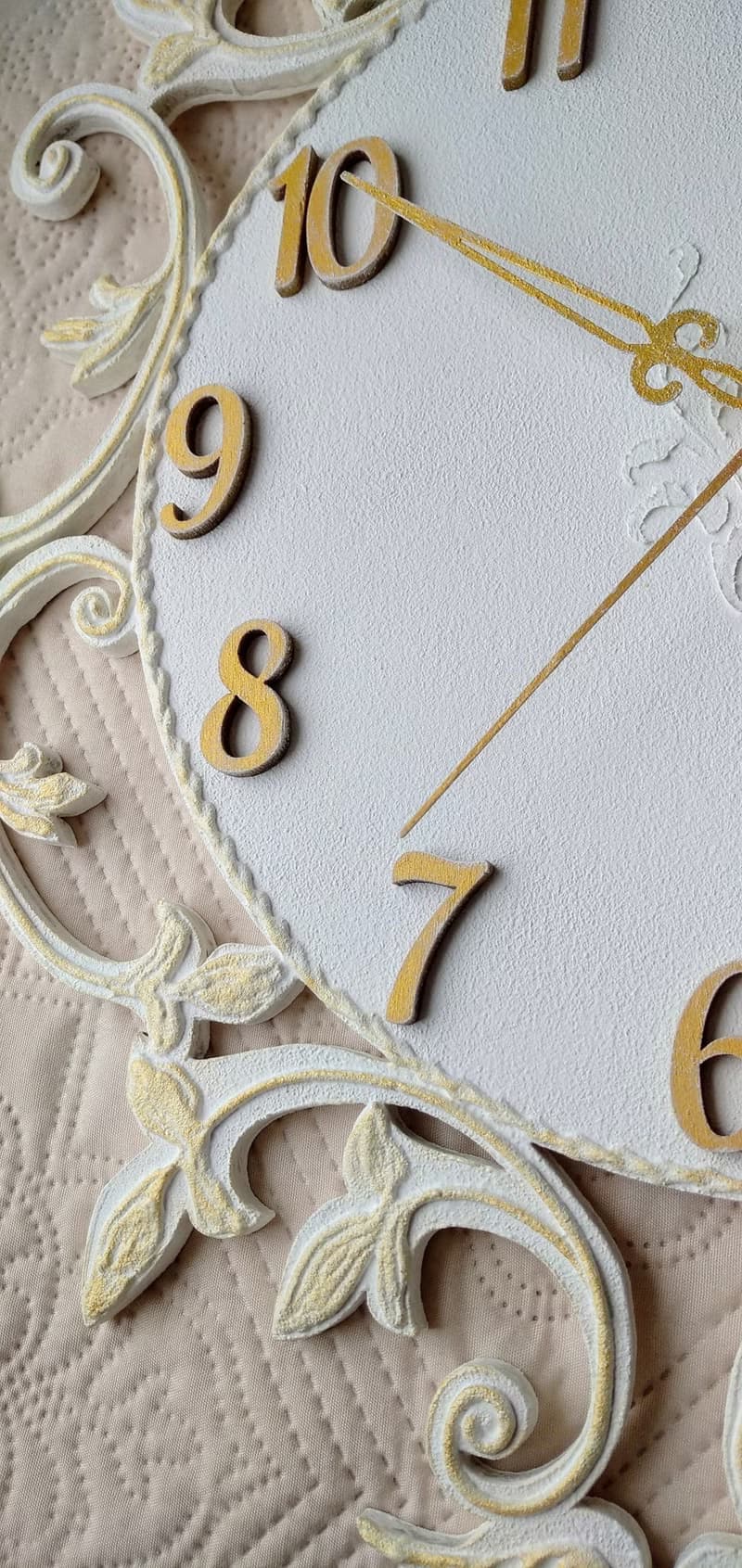 掛鐘 Nursery small white wall clock with gold ornament Silent clock BIRTHDAY GIFT