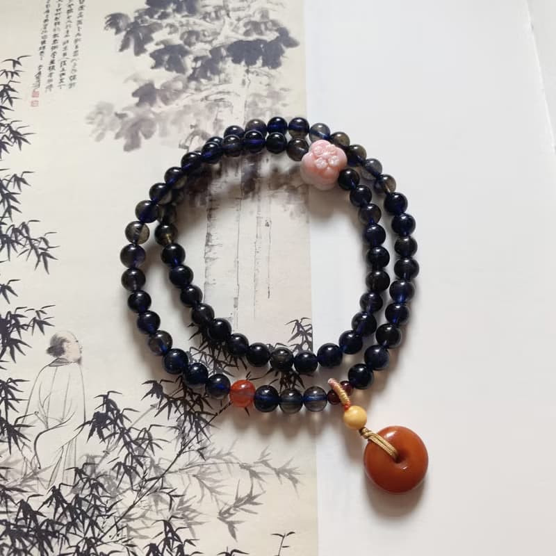 小庭花影。天然堇青石兩圈手鏈 蜜蠟老蠟鈕子編織吊墜女皇貝柿子