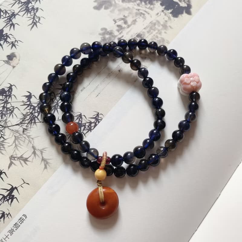 小庭花影。天然堇青石兩圈手鏈 蜜蠟老蠟鈕子編織吊墜女皇貝柿子