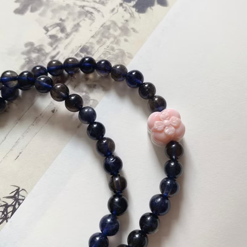 小庭花影。天然堇青石兩圈手鏈 蜜蠟老蠟鈕子編織吊墜女皇貝柿子
