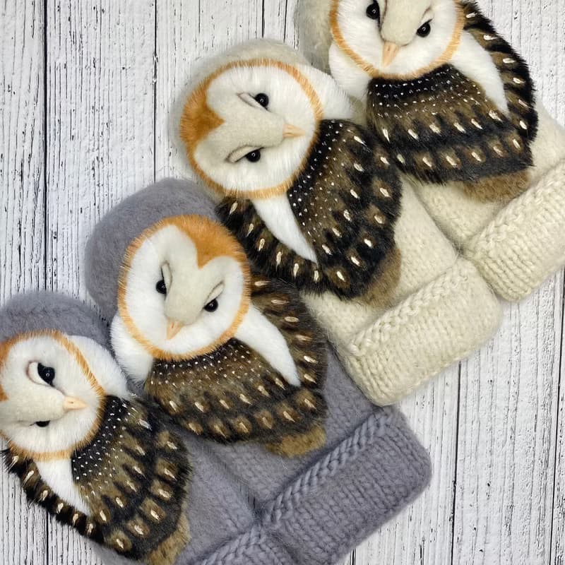 独特的手工猫头鹰连指手套。 温暖的羊毛妇女连指手套与猫头鹰。