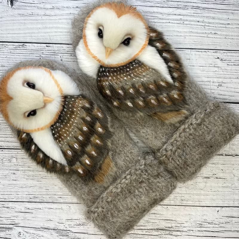 独特的手工猫头鹰连指手套。 温暖的羊毛妇女连指手套与猫头鹰。