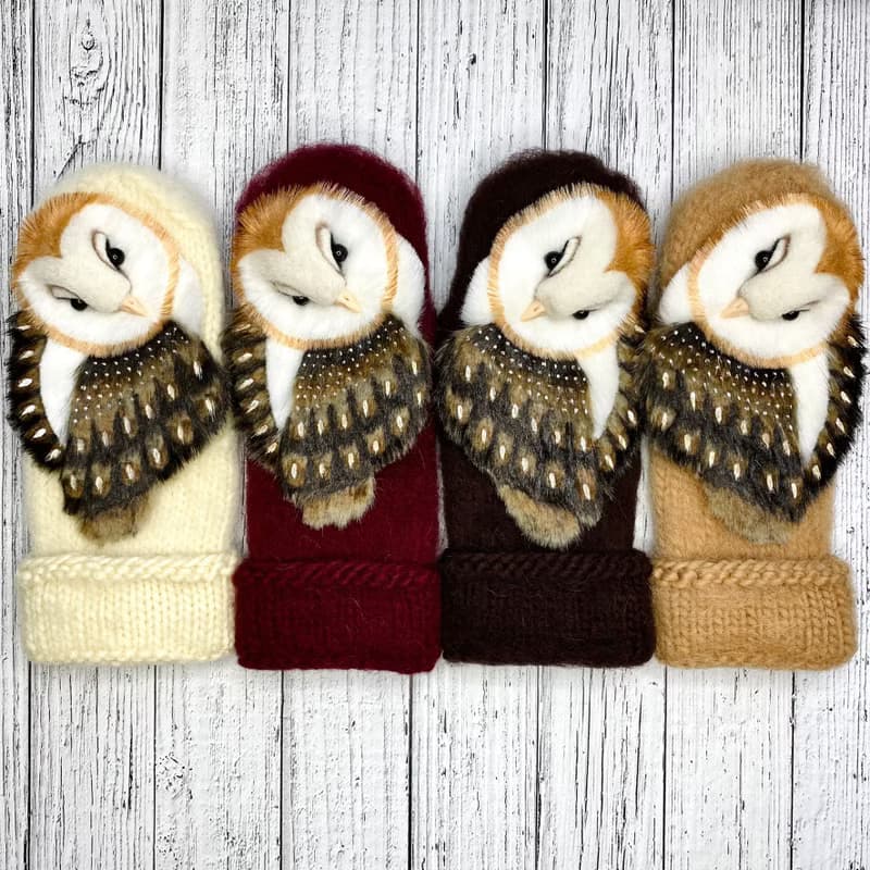 独特的手工猫头鹰连指手套。 温暖的羊毛妇女连指手套与猫头鹰。