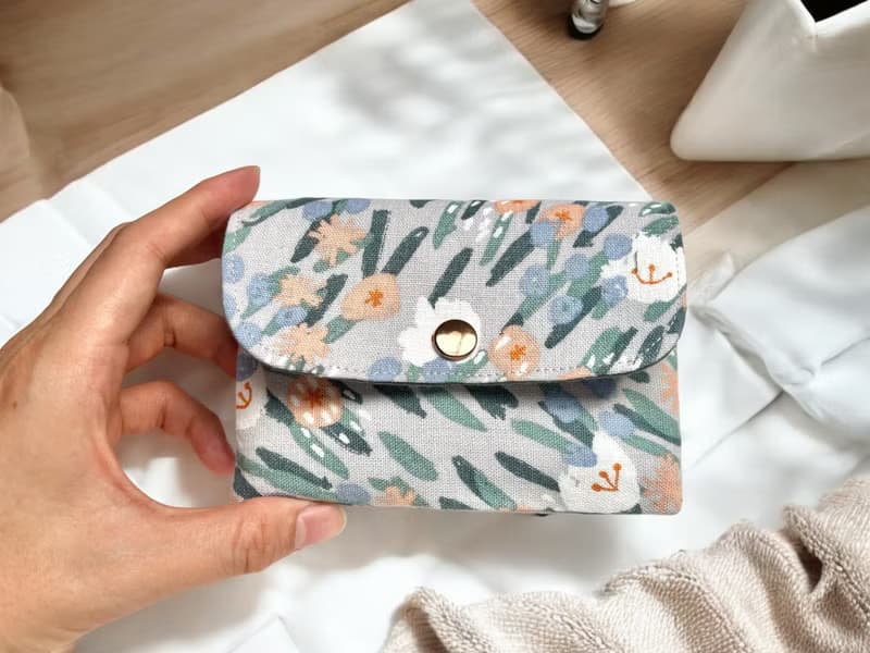 手作三層零錢包。粉彩小花。粉藍