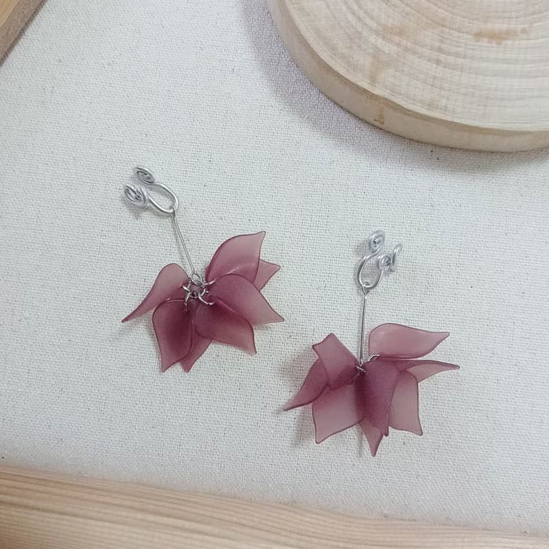 耳勾 / 耳夾 / 磨砂花瓣 咖啡紅