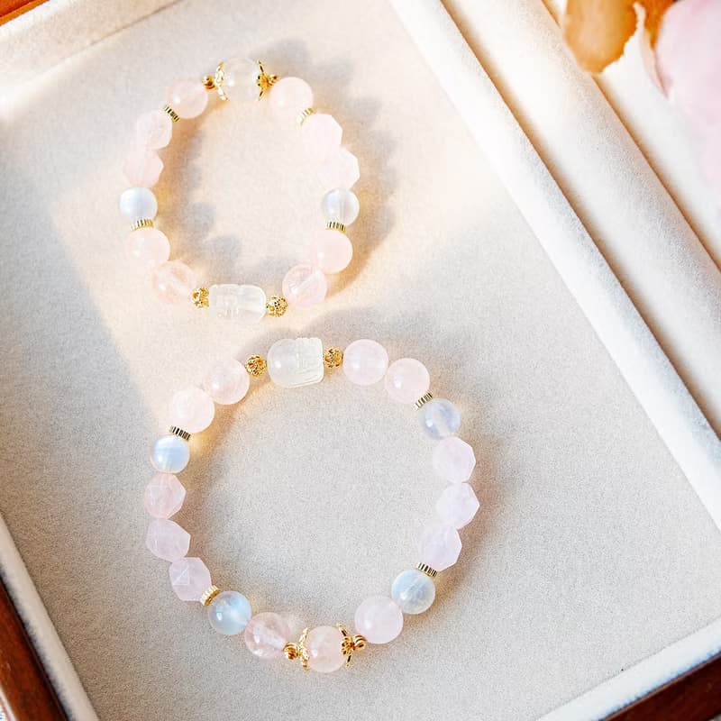 月色擁抱 手鍊。藍月光 粉水晶。情感守護、人緣匯聚