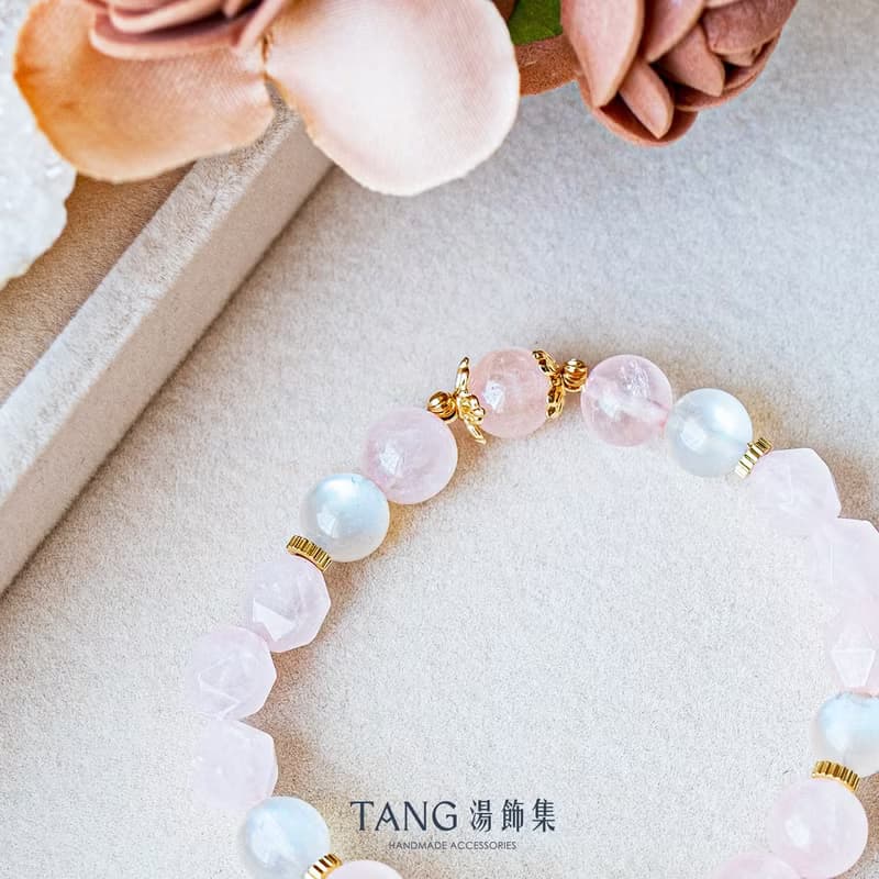 月色擁抱 手鍊。藍月光 粉水晶。情感守護、人緣匯聚