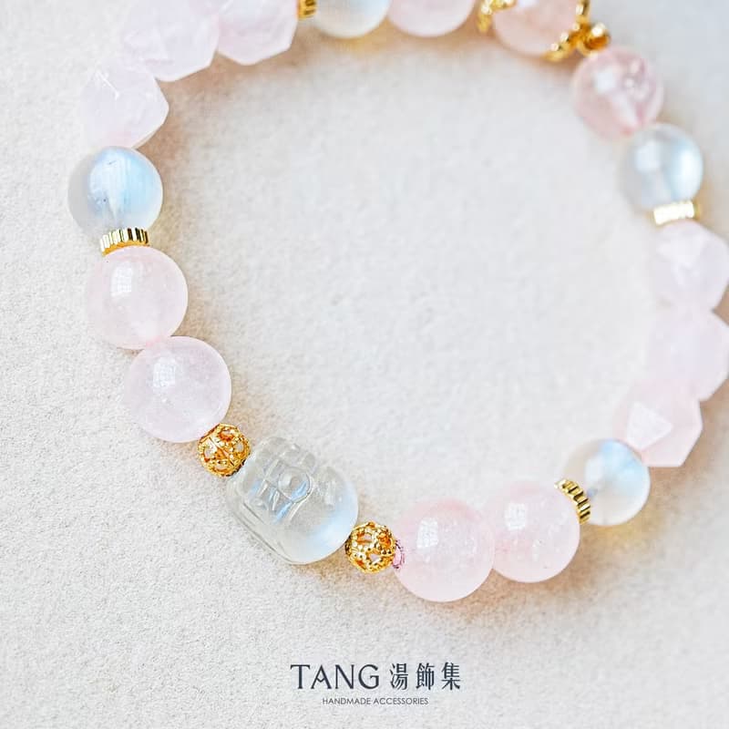 月色擁抱 手鍊。藍月光 粉水晶。情感守護、人緣匯聚