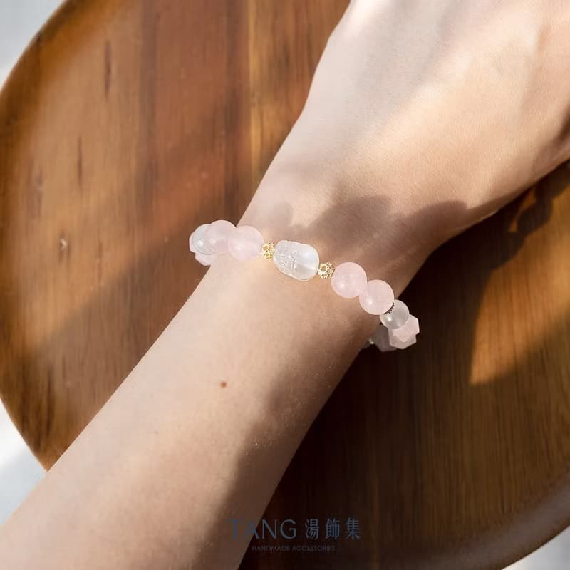 月色擁抱 手鍊。藍月光 粉水晶。情感守護、人緣匯聚