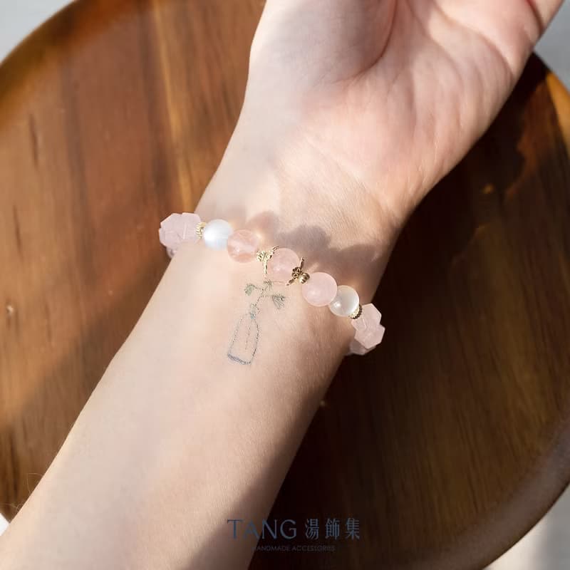 月色擁抱 手鍊。藍月光 粉水晶。情感守護、人緣匯聚