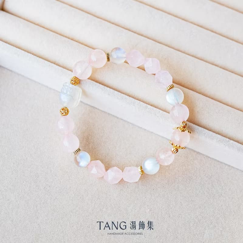 月色擁抱 手鍊。藍月光 粉水晶。情感守護、人緣匯聚