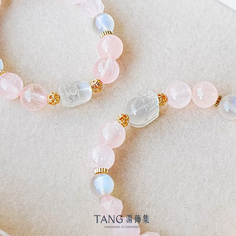 月色擁抱 手鍊。藍月光 粉水晶。情感守護、人緣匯聚