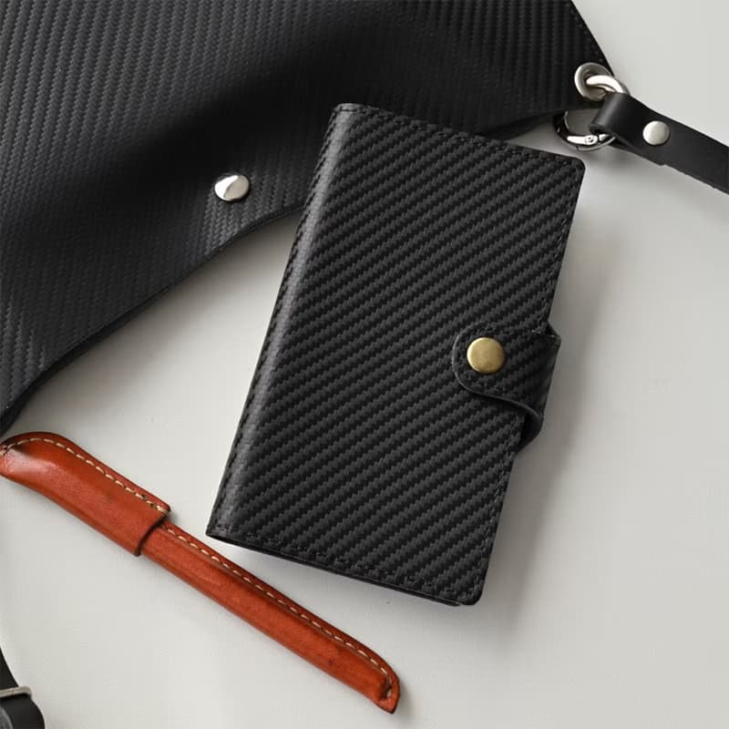 全機種対応 手帳型 スマホケース イタリアンレザー 【カーボンレザー ベルト一体型】 アウトドア 誕生日 メンズ プレゼント ギフト AH02M