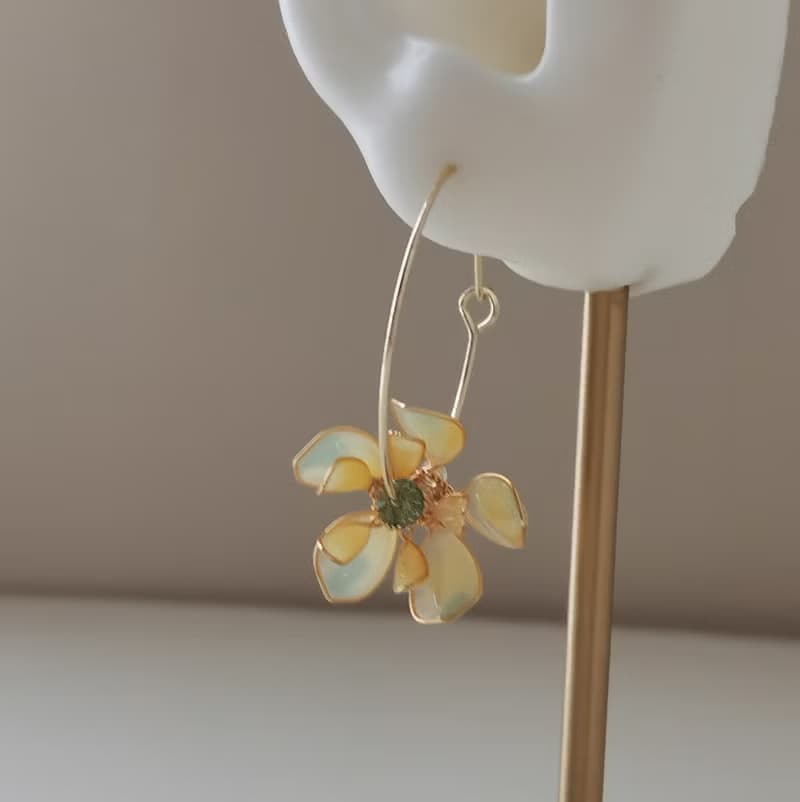 【Veverka】浮光掠影 黃綠色 樹脂耳環 造花液 滴膠 花朵 c圈