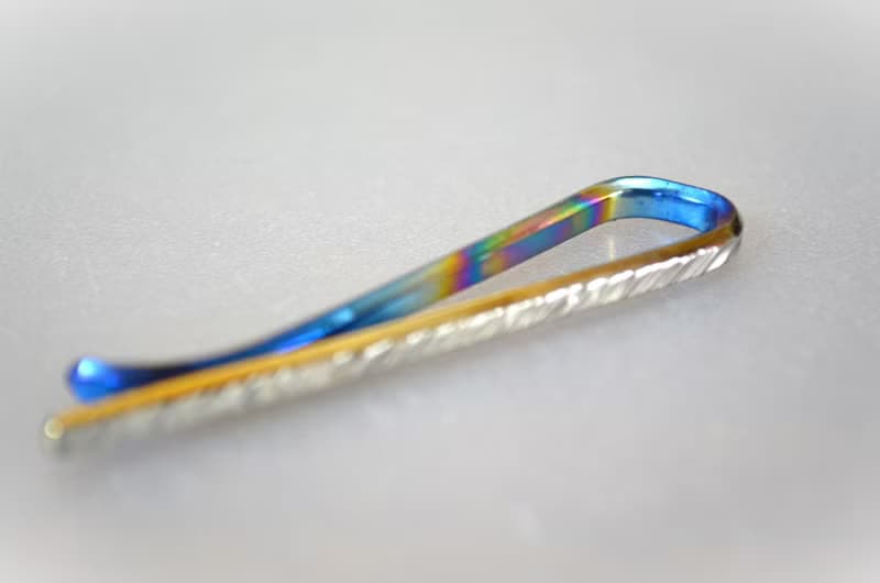 Titanium tie bar・鍛造純チタンネクタイピン・鎚目できらきら惑わせる・虹・B・５２mm