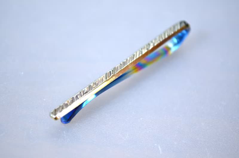 Titanium tie bar・鍛造純チタンネクタイピン・鎚目できらきら惑わせる・虹・B・５２mm