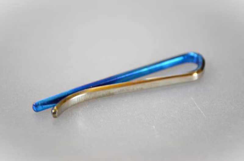 Titanium tie bar・鍛造純チタンネクタイピン・鎚目できらきら惑わせる・虹・B・５２mm
