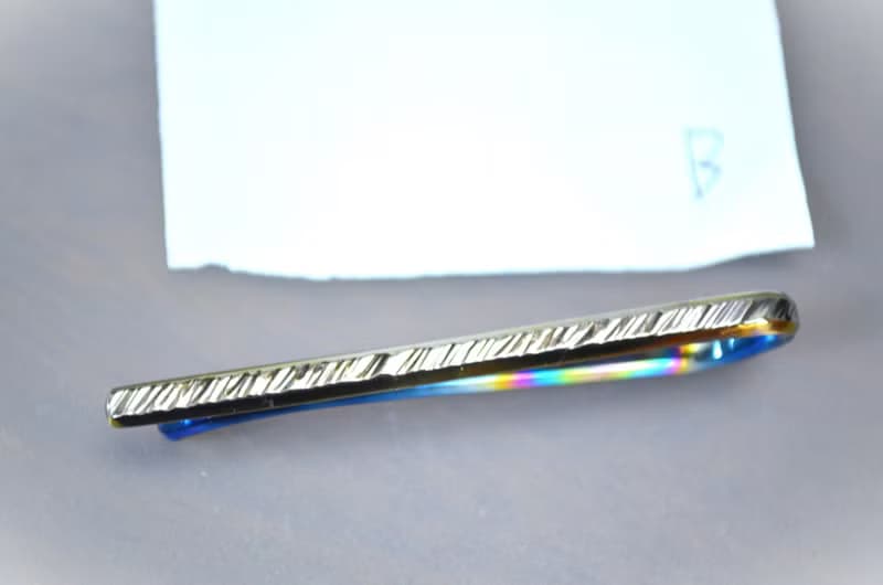 Titanium tie bar・鍛造純チタンネクタイピン・鎚目できらきら惑わせる・虹・B・５２mm