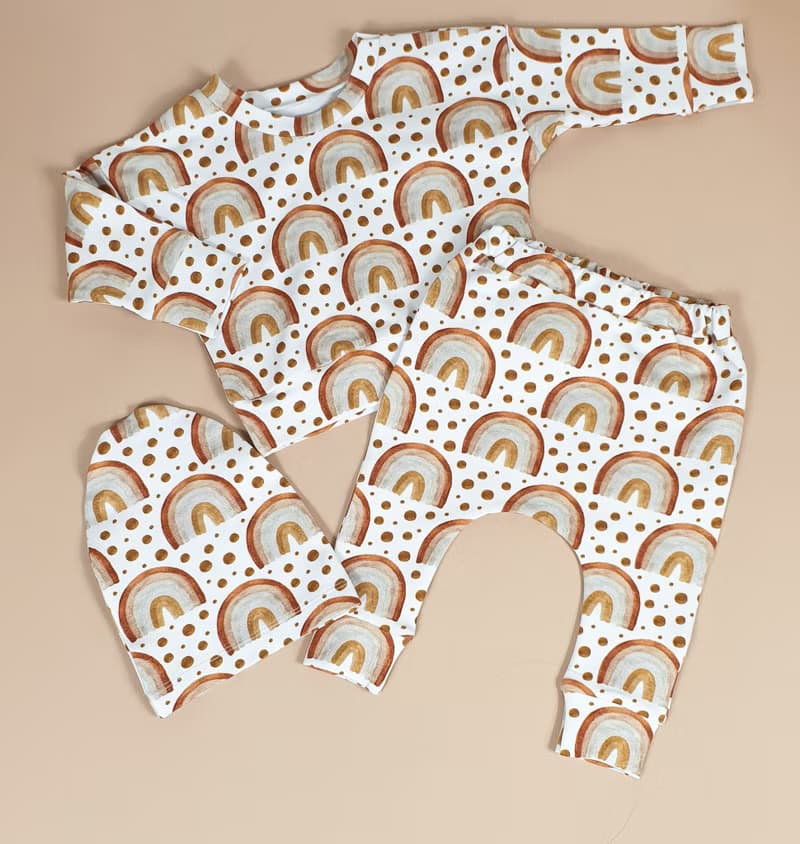 Rainbows baby clothes set of 3: sweatshirt, pants and hat, size 3-6 months