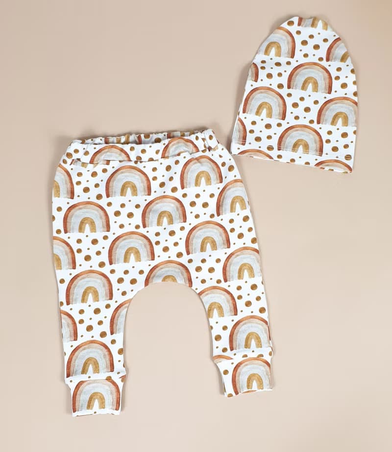 Rainbows baby clothes set of 3: sweatshirt, pants and hat, size 3-6 months