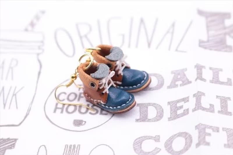 ゆらゆら揺れる小さな革ブーツのピアス　チョコ×ネイビー