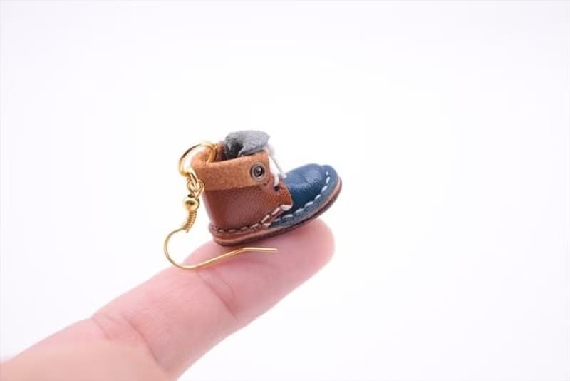 ゆらゆら揺れる小さな革ブーツのピアス　チョコ×ネイビー