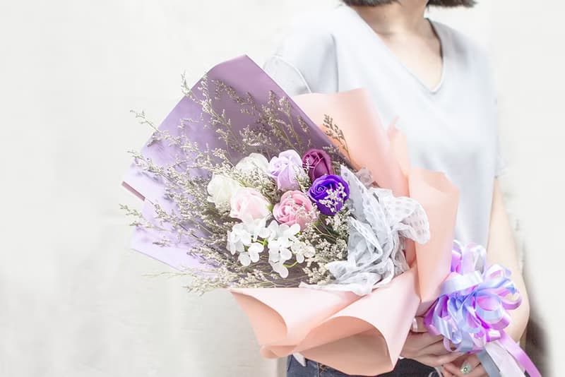 珍惜所愛 7朵玫瑰香皂花花束 情人節花束 (搭配繡球花+情人草)