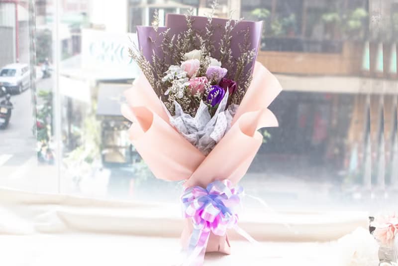 珍惜所愛 7朵玫瑰香皂花花束 情人節花束 (搭配繡球花+情人草)
