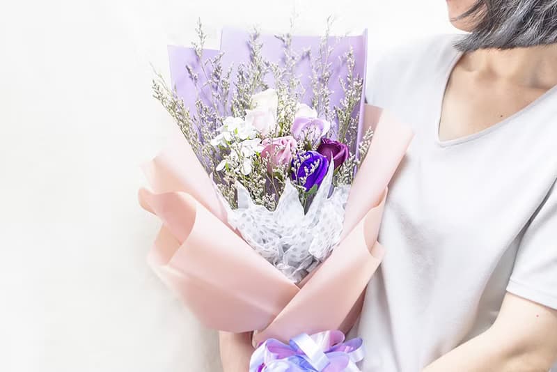 珍惜所愛 7朵玫瑰香皂花花束 情人節花束 (搭配繡球花+情人草)